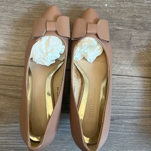 In good condition one time wear for my graduation.very comfortable